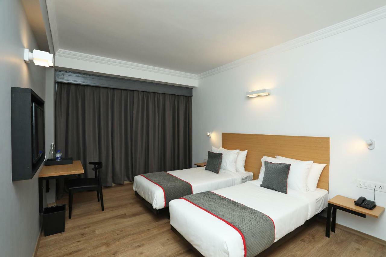 Golden Parkk Hotel Колката Екстериор снимка