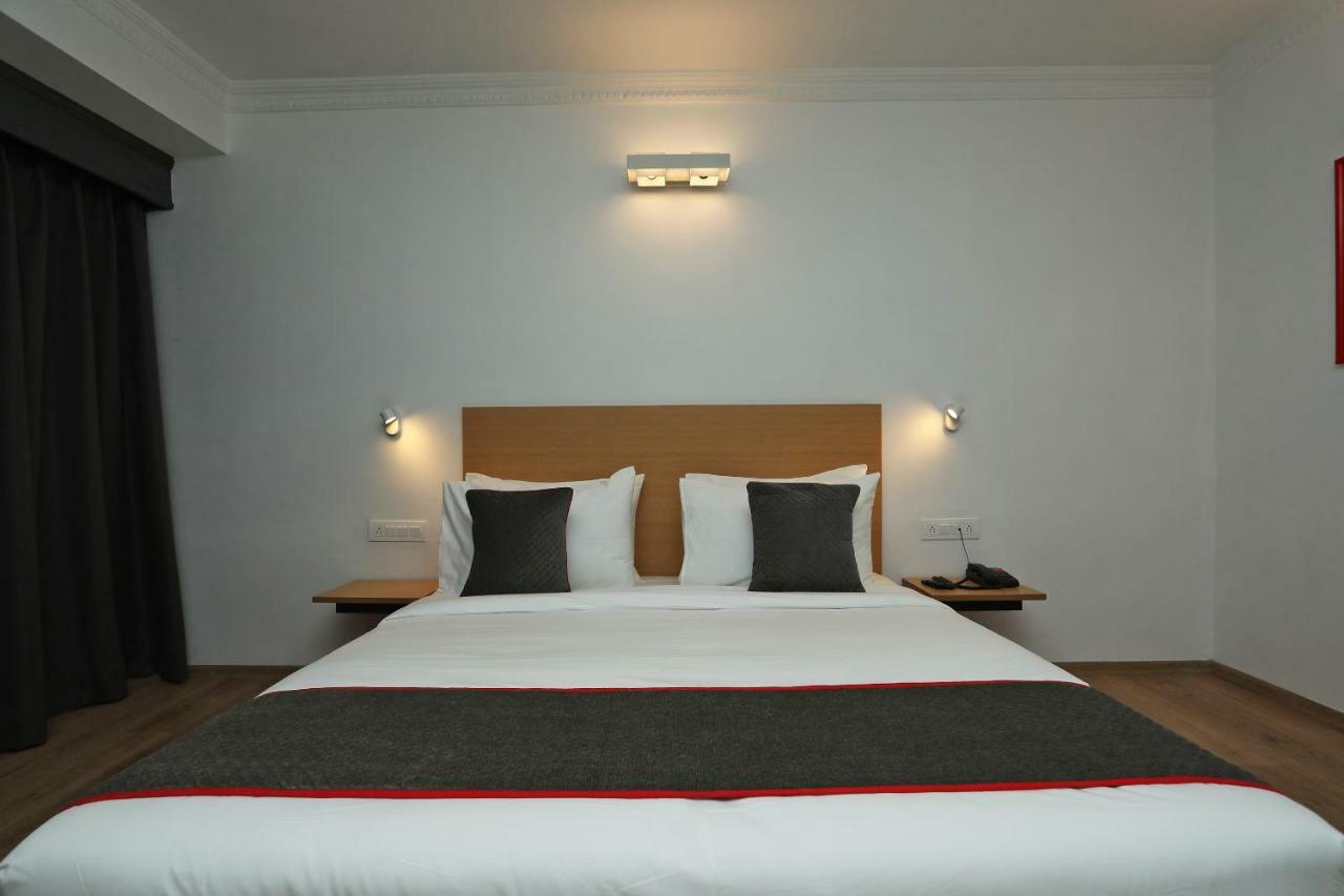 Golden Parkk Hotel Колката Екстериор снимка